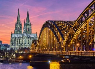 Check in thành phố Cologne cổ kính trong tour du lịch Đức Check in thành phố Cologne cổ kính trong tour du lịch Đức